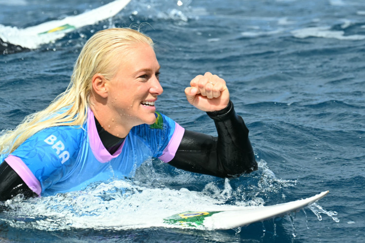 Tati Weston-Webb enfrentará a costarriquenha Brisa Henessy por vaga na final do surfe feminino nas Olimpíadas 2024