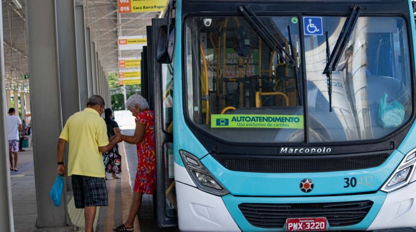 Pessoas descendo de ônibus no Terminal da Praça Coração de Jesus no Centro de Fortaleza