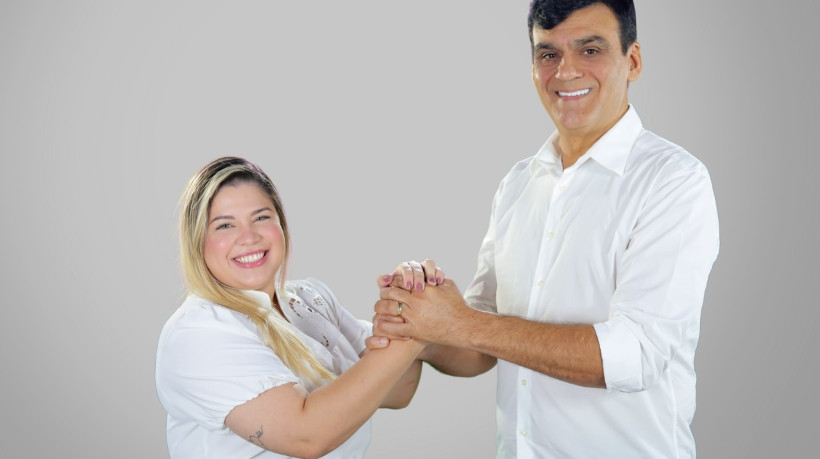 O prefeito eleito de Caucaia, Naumi Amorim, a vice Priscila Menezes e 23 vereadores serão empossados no dia 1° de janeiro de 2025, na Câmara Municipal da cidade.  