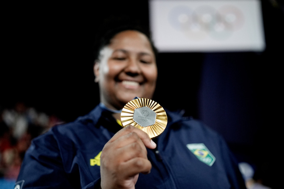 A judoca brasileira Beatriz Souza com medalha de ouro conquistada em Paris 2024(Foto: Alexandre Loureiro/ COB)