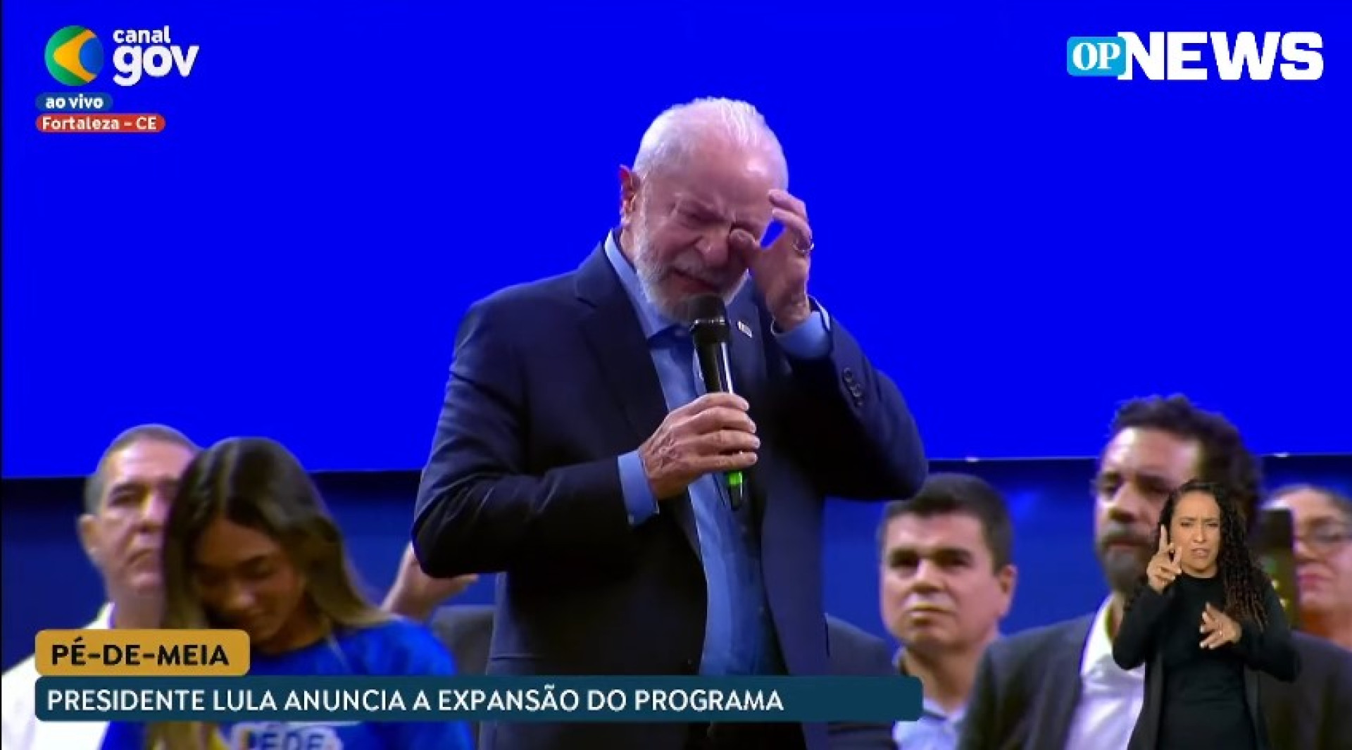 Lula chorou ao falar da relação entre a própria história e o acesso à educação (Foto: Reprodução/TV Brasil)