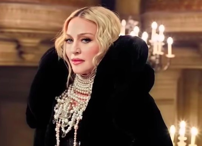 De diva para diva: Madonna já confessou que Marilyn Monroe é uma de duas grandes inspirações. A cantora que fez um show apoteótico em Copacabana em maio é fã da atriz que teve carreira curta, porém intensa. E se tornou eterna. 
 