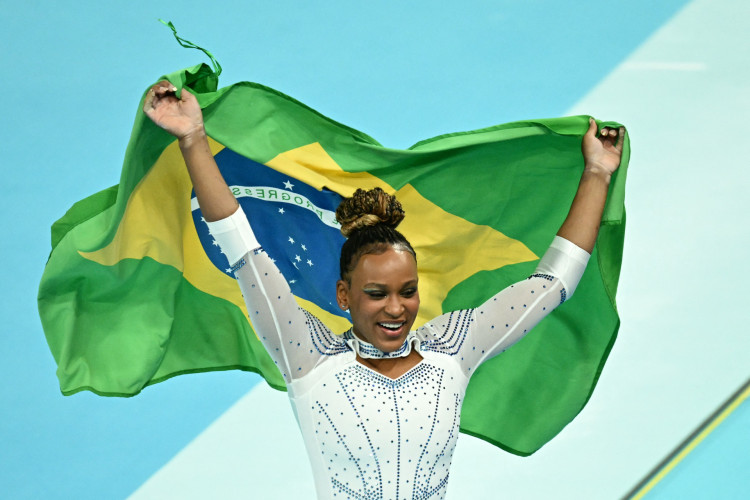 Rebeca Andrade ganha medalha de prata na final do salto, em disputa com a americana Simone Biles