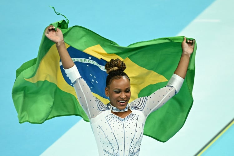 A brasileira Rebeca Andrade comemora a conquista da medalha de prata ao final da final do salto feminino da ginástica artística durante os Jogos Olímpicos Paris 2024, na Arena Bercy, em Paris, no dia 3 de agosto de 2024