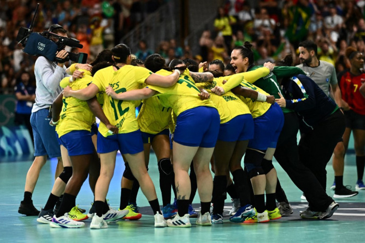 Jogadoras do Brasil celebram vitória sobre a Angola, que garantiu classificação para as quartas de final do handebol feminino