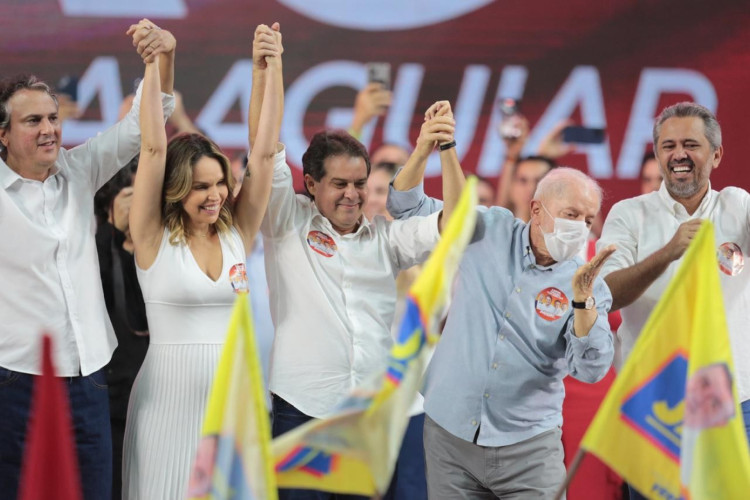 Camilo, Gabriela Aguiar, Evandro Leitão, Lula e Elmano na convenção do PT