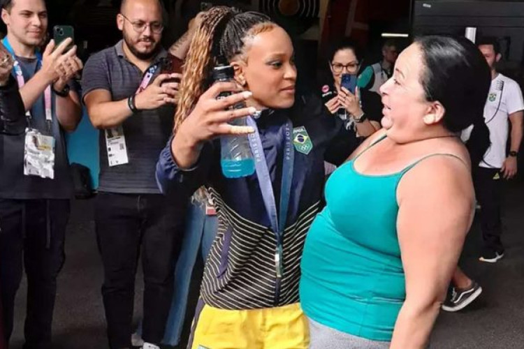 Dona Rosa está acompanhando a filha, recordista em medalhas pelo Brasil, pela primeira vez durante Jogos Olímpicos em solo internacional