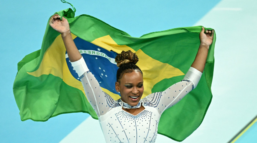 Rebeca Andrade ganha medalha de prata na final do salto, em disputa com a americana Simone Biles 