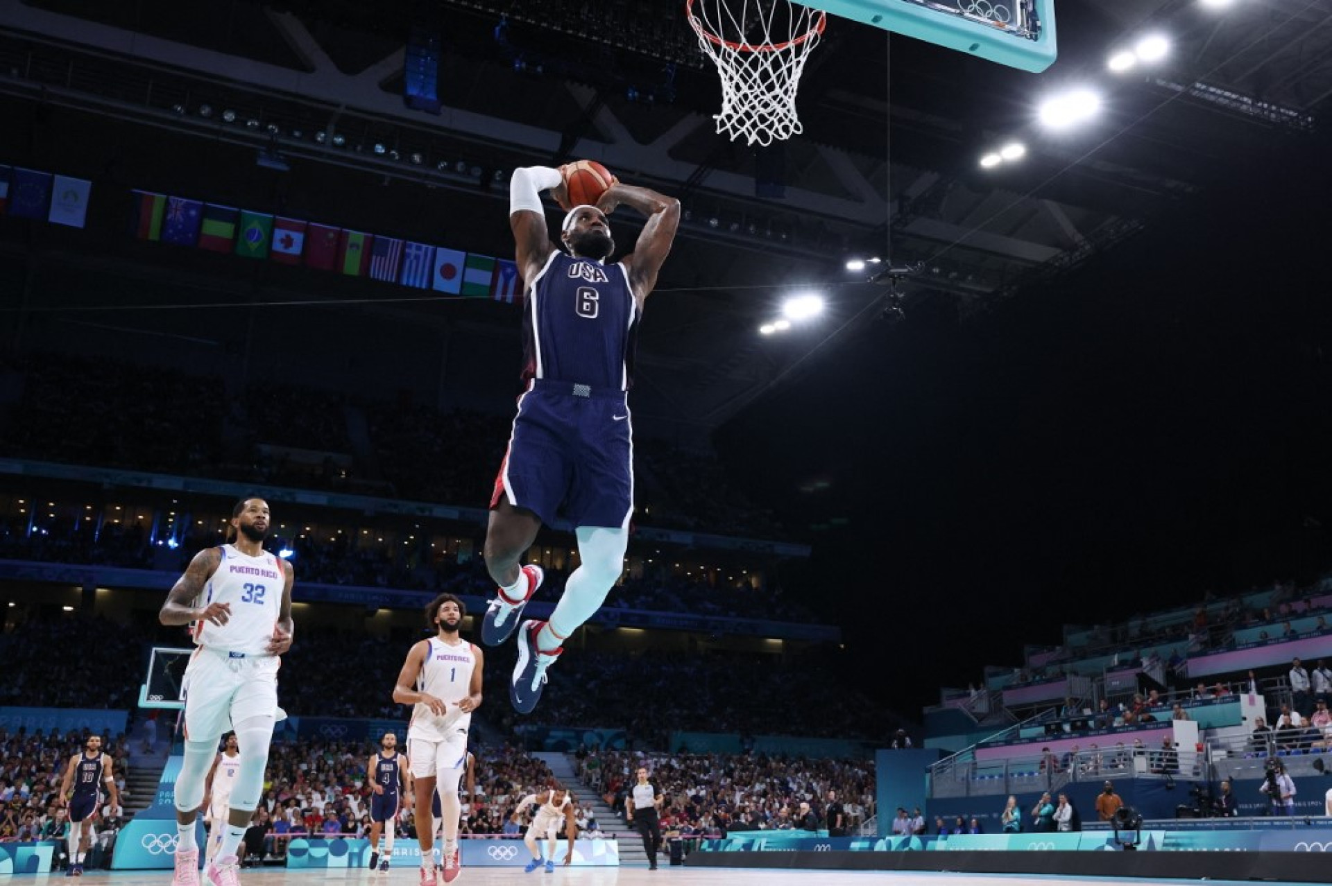 Lebron James está no caminho do Brasil no basquete (Foto: Thomas Coex / AFP)