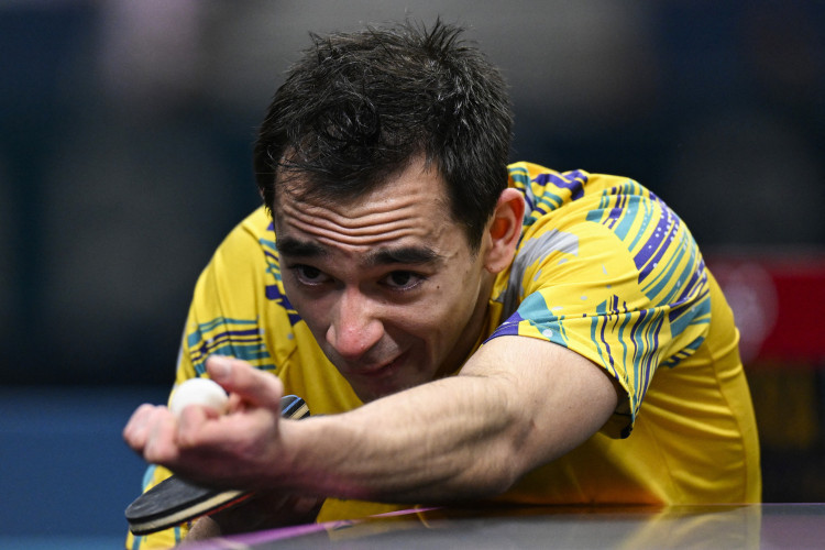 Hugo Calderano, do Brasil, de olho da bola durante a decisão de terceiro lugar do tênis de mesa individual nos Jogos Olímpicos de Paris, na Arena Paris Sul, em Paris, 04/08/2024