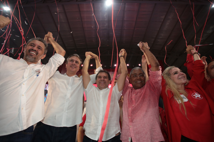 ￼ELMANO, Camilo, Evandro e Luizianne ladeando Catanho, ontem à noite