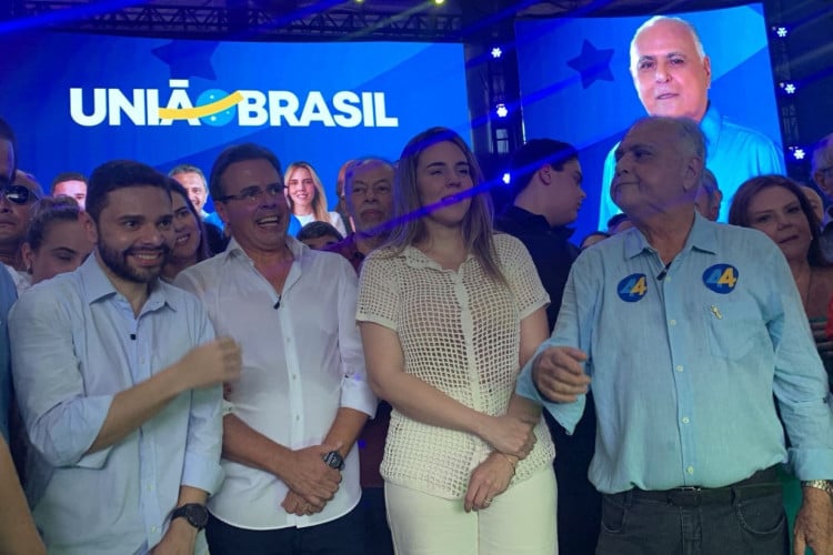 Convenção de Roberto Pessoa em Maracanaú, com presença da esquerda