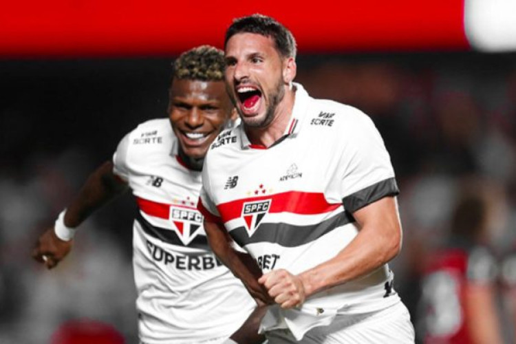 Atacante são-paulino volta a marcar dante do Flamengo e, assim, define o triunfo por 1 a 0 do São Paulo, no MorumBIS. 