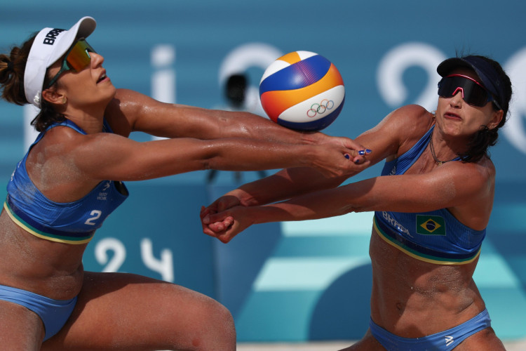 Carol e Bárbara foram superadas por dupla australiana nas oitavas do vôlei de praia das Olimpíadas. 