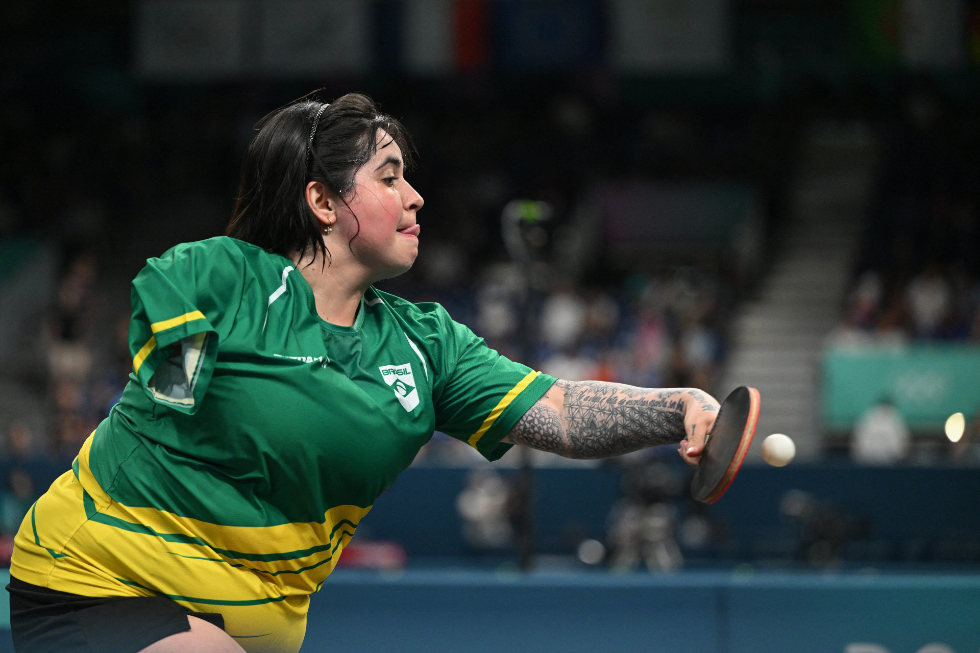 A brasileira Bruna Alexandre devolve a bola durante sua partida de simples de tênis de mesa feminino nas oitavas de final por equipes entre Brasil e Coreia do Sul nos Jogos Olímpicos de Paris 2024 na South Paris Arena em Paris em 5 de agosto de 2024.
 (Foto: JUNG Yeon-je / AFP)