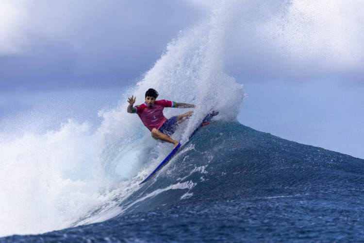 Gabriel Medina luta pelo bronze