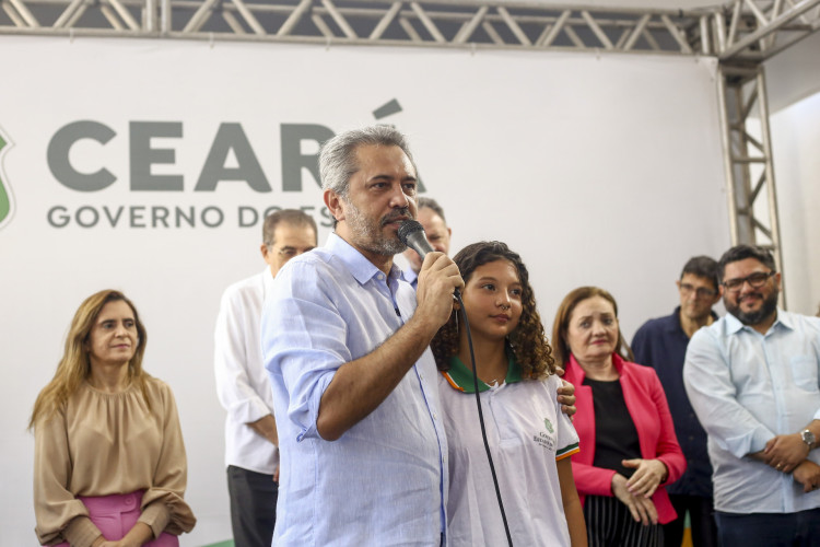 Elmano de Freitas discursou na solenidade de entrega da escola, mas não falou com a imprensa