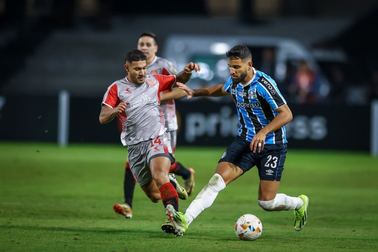 Eros Mancuso e Pepê disputam lance no jogo Grêmio x Estudiantes, no Couto Pereira, pela Copa Libertadores 2024