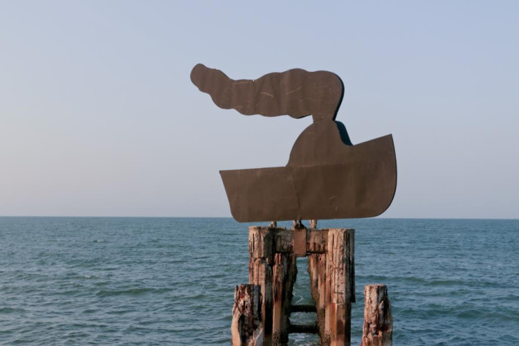 Foto de apoio ilustrativo. Obra La Femme Bateau, barquinho que fica na Ponte Metálica, na Praia de Iracema