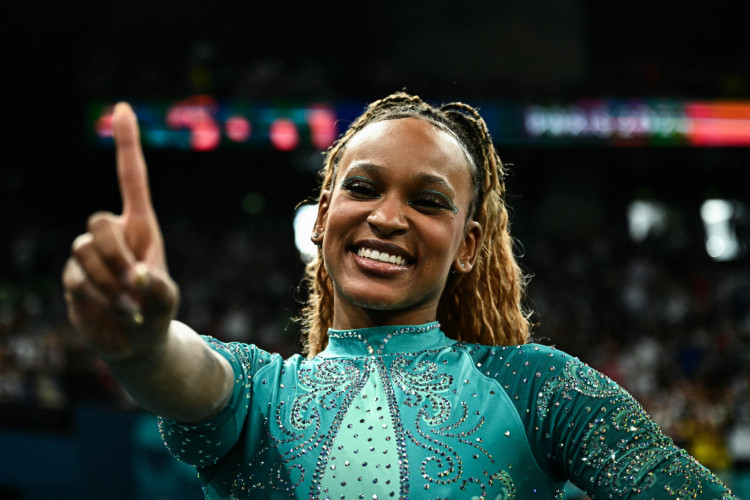 Rebeca Andrade comemora medalha de ouro nas Olimpíadas 2024, em Paris. Na final individual do solo, a ginasta brasileira superou Simone Biles 