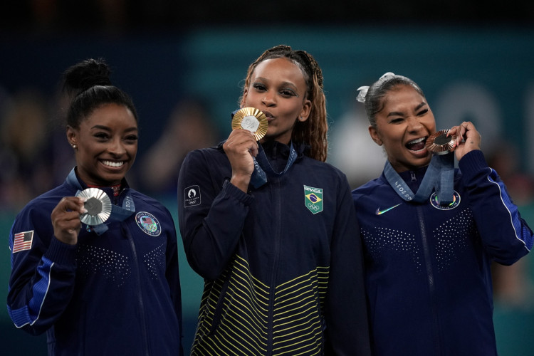 Rebeca Andrade com medalha de ouro ao lado de Simone Biles e Jordan Chiles