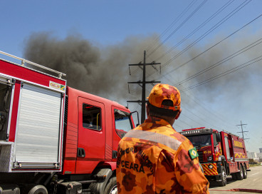 60 bombeiros atuam no combate às chamas do incêndio que atingiu fábrica de colchões em Maracanaú 