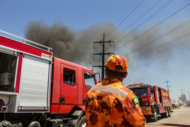 60 bombeiros atuam no combate às chamas do incêndio que atingiu fábrica de colchões em Maracanaú