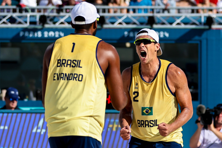 2024.08.06 - Jogos Olímpicos Paris 2024 - Vôlei de praia masculino - Evandro (camisa 1) e Arthur (camisa 2) enfrentam dupla da Suécia nas quartas de final