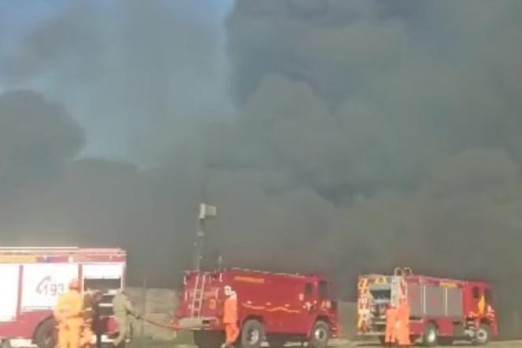 Fumaça de incêndio registrado em fábrica na RMF, na manhã desta terça-feira, 6