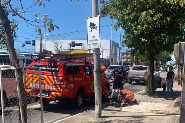 Vítima caiu em um bueiro aberto 