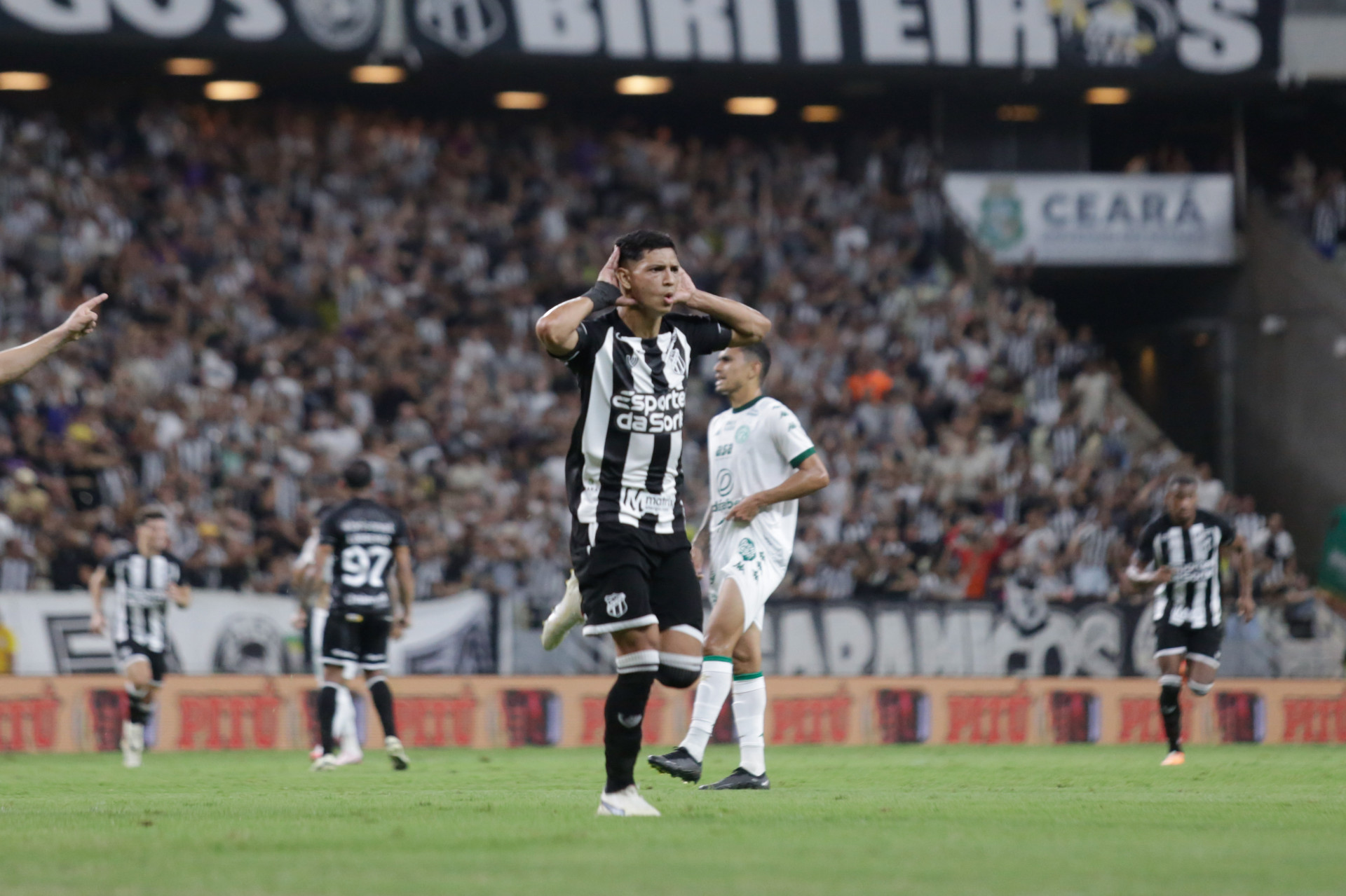 Erick Pulga marcou dois gols no importante triunfo do Ceará (Foto: LUCAS EMANUEL/AGIF/ESTADÃO CONTEÚDO)