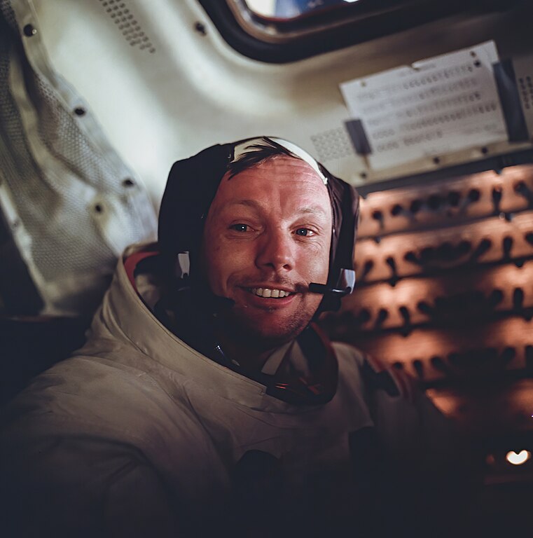 Engenheiro aeroespacial, aviador naval, piloto de teste, astronauta, professor e primeiro homem a pisar na lua. Se estivesse vivo, Neil Armstrong faria 94 anos nesta segunda-feira (05/08).