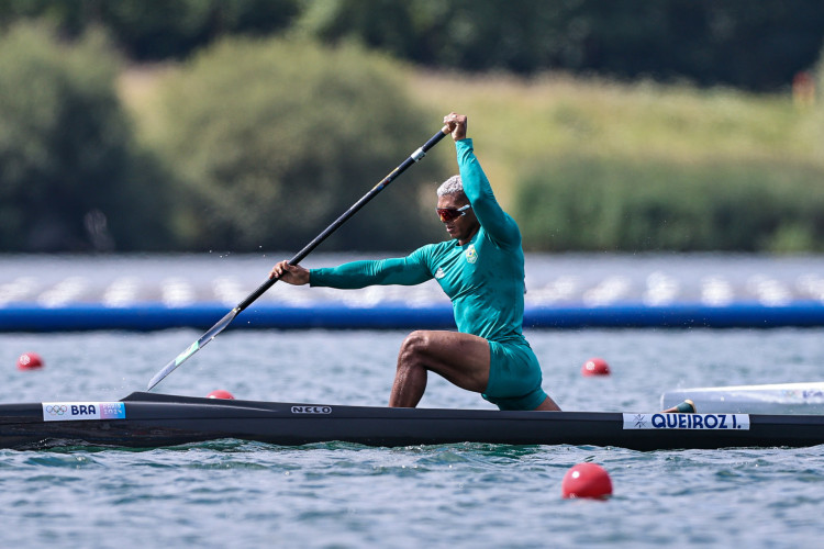 Isaquias Queiroz conquistou a medalha de prata na prova de canoagem de 1000m, em Paris