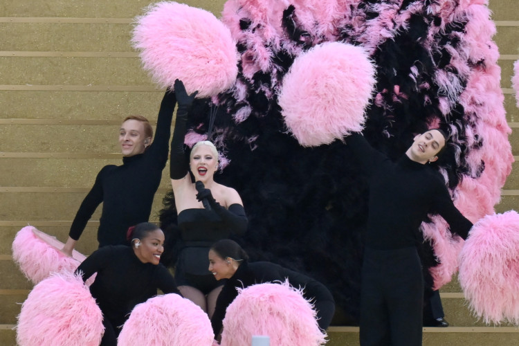 Cantora estadunidense Lady Gaga canta na área da ponte Sully antes da cerimônia de abertura dos Jogos Olímpicos 2024, em Paris, no dia 26 de julho