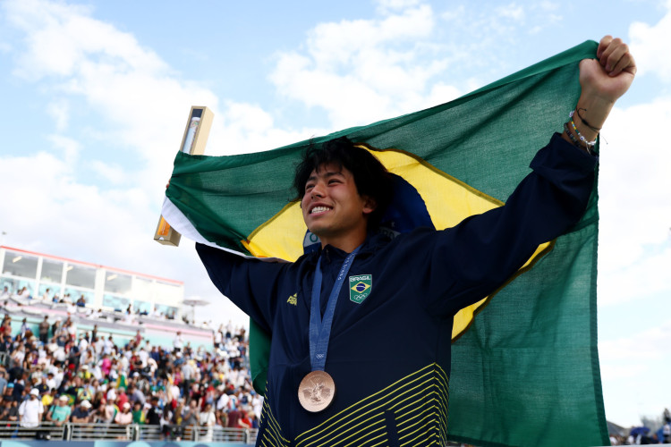 O atleta brasileiro Augusto Akio comemora a medalha de bronze na final olímpica que contou com três skatistas brasileiros. 