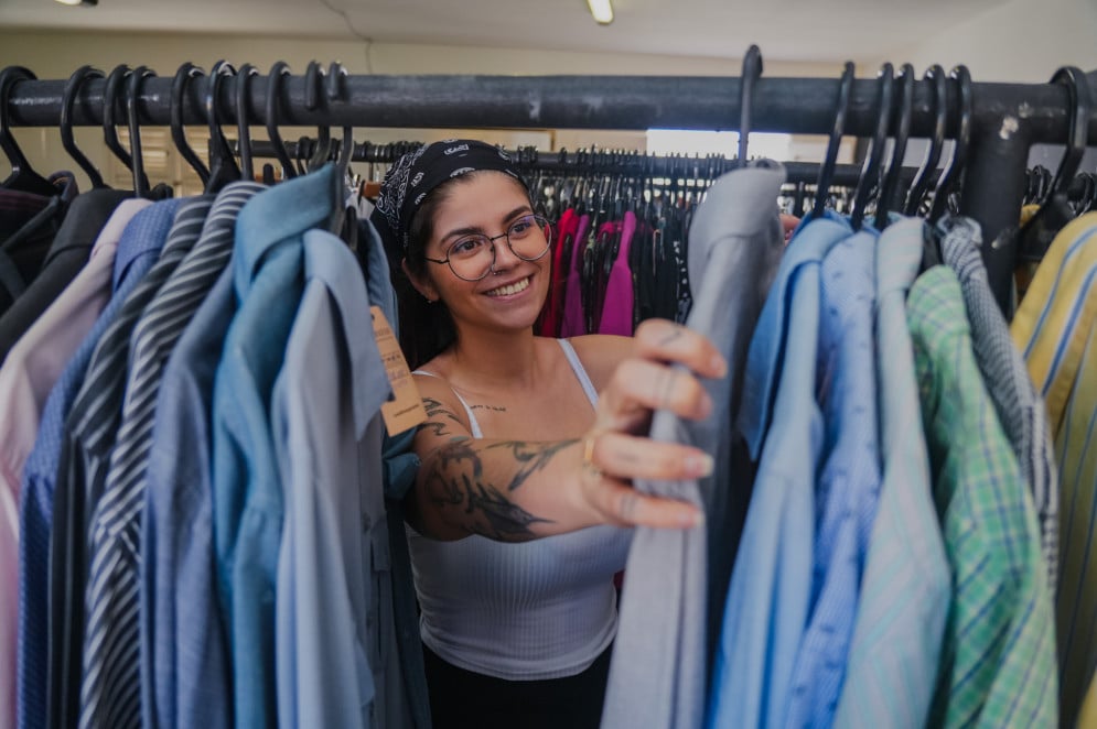 O Bazar e Brechó Segundo Ato comercializa peças novas e usadas com preços acessíveis(Foto: FERNANDA BARROS)