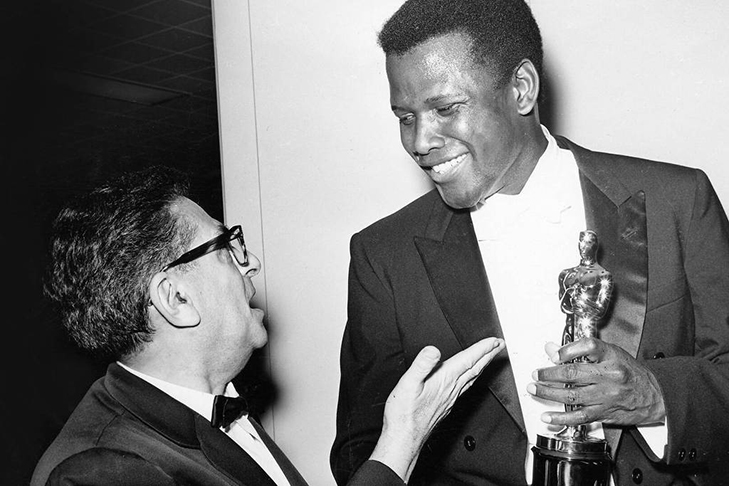 Sidney Poitier foi o primeiro negro a ganhar um Oscar de Melhor Ator. Ele faturou o prêmio pelo desempenho no filme 