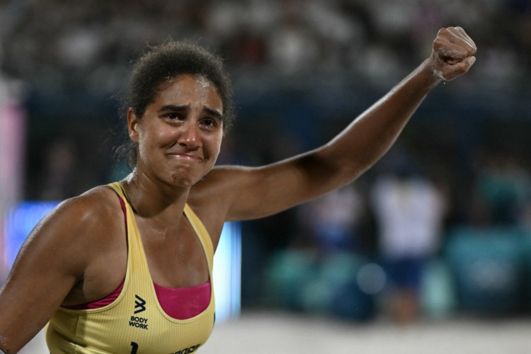 Ana Patrícia Silva Ramos comemora após vencer a partida pela medalha de ouro feminina de vôlei de praia