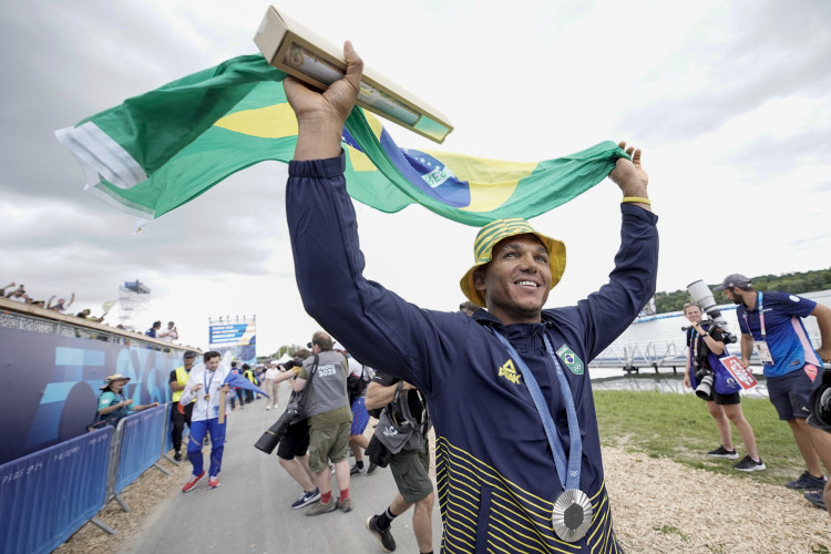 Isaquias comemorando sua medalha de prata 