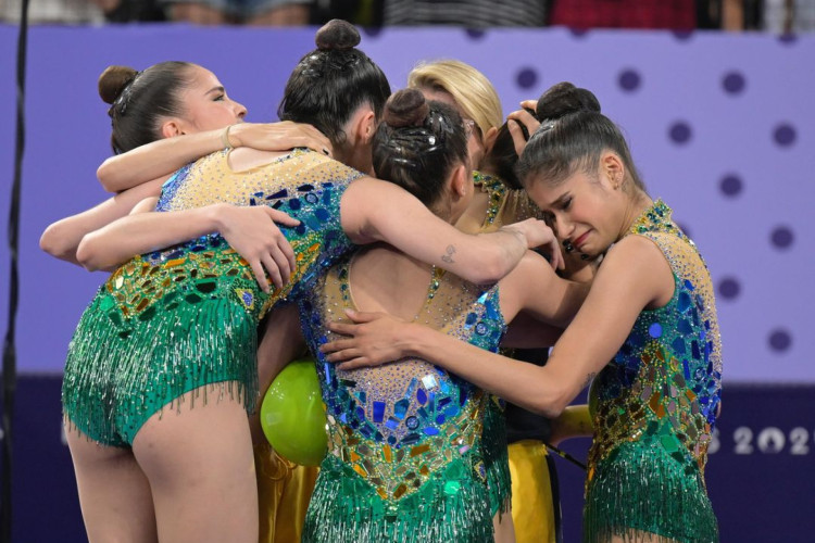 A ginasta brasileira Victória Borges se lesionou e foi carregada pelas colegas de equipe após apresentação da ginástica rítmica nos Jogos Olímpicos de Paris 2024