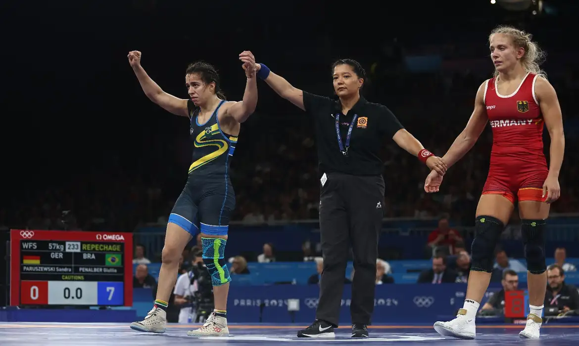 Giullia Penalber avança e luta pelo bronze no wrestling nesta sexta 