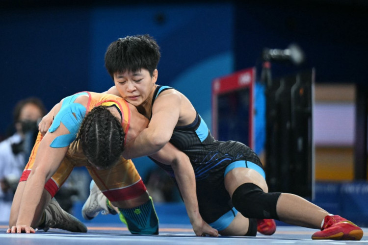 A brasileira Giullia Rodrigues Penalber (vermelha) perdeu para a chinesa Hong Kexin (azul) na disputa pela medalha de bronze na luta livre feminina até 57kg na Arena Champ-de-Mars durante os Jogos Olímpicos de Paris 2024, em Paris, em 9 de agosto de 2024