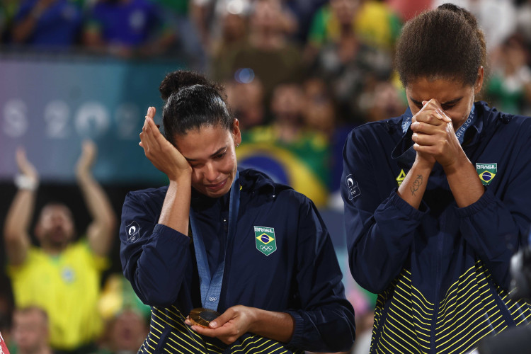 A dupla brasileira Duda e Ana Patricia e vencem as canadenses Melissa e Brandie e conquistam a medalha de ouro.