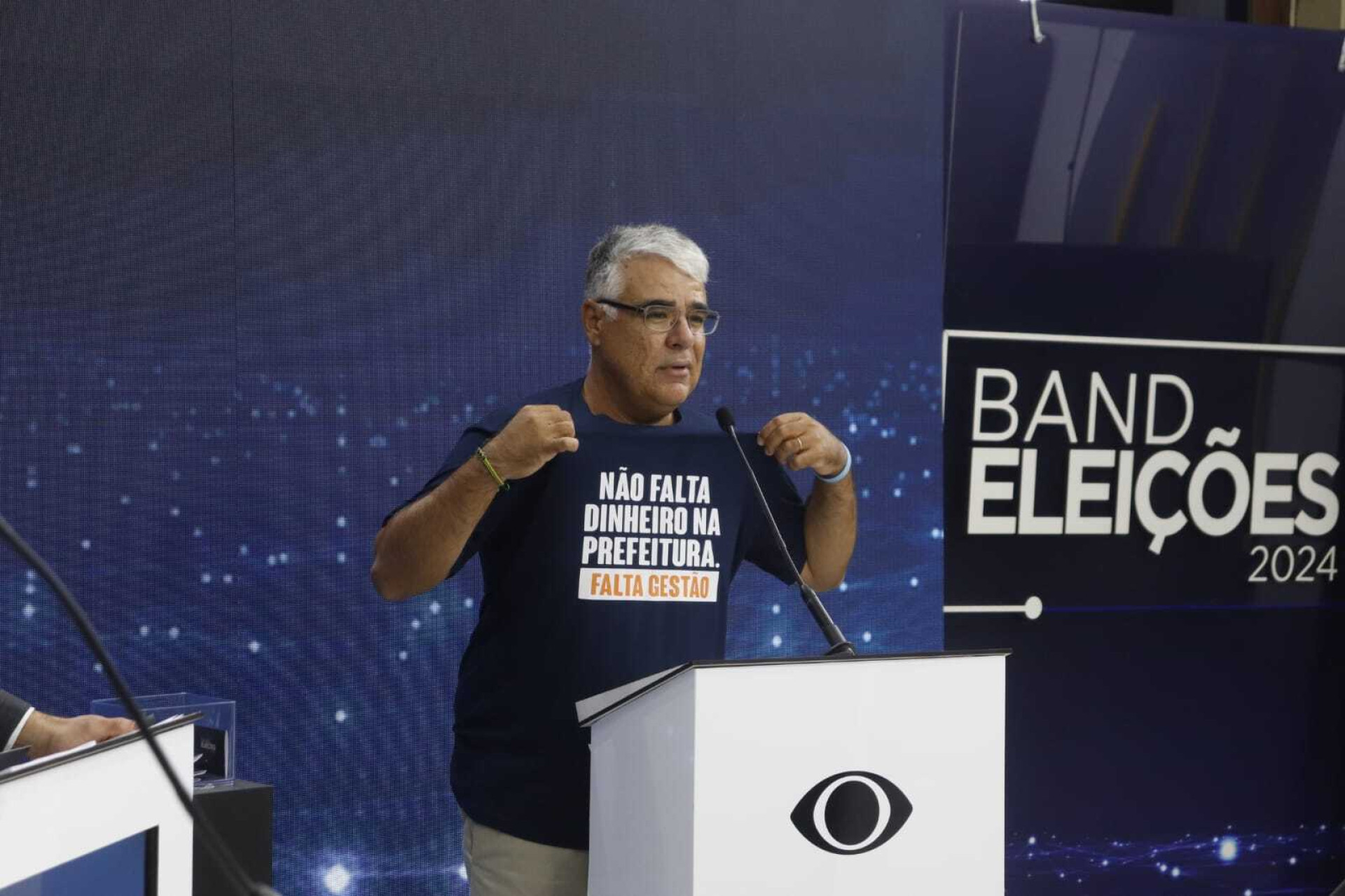 ￼EDUARDO Girão teve de trocar a camisa, mas antes chamou atenção para ela (Foto: Zé Vitor/TV Band Ceará)