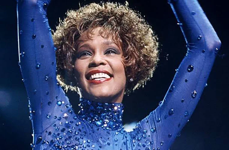 A cantora Whitney Houston, uma das vozes mais poderosas da história da música, faria 61 anos em 9/8/2024. Ela morreu em 11/2/2012, aos 48 anos. 