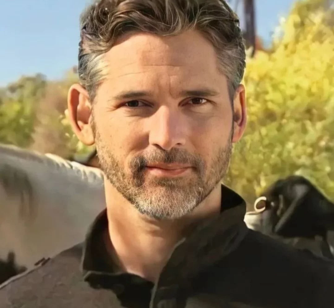 O ator australiano Eric Bana faz 56 anos em 9/8/2024. Nascido em Melbourne, ele começou a carreira em 1993 e tem atuado em diversos filmes de sucesso. 