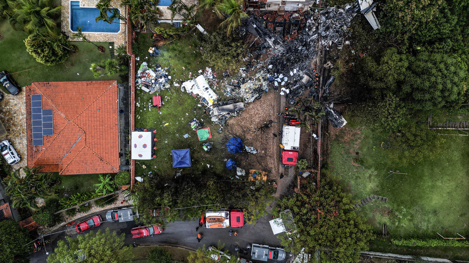 Imagem aérea mostra equipes trabalhando no local da queda do voo 2283, da companhia aérea Voepass. Acidente aconteceu no dia 9 de agosto de 2024, no interior de São Paulo  (Foto: Nelson Almeida / AFP)