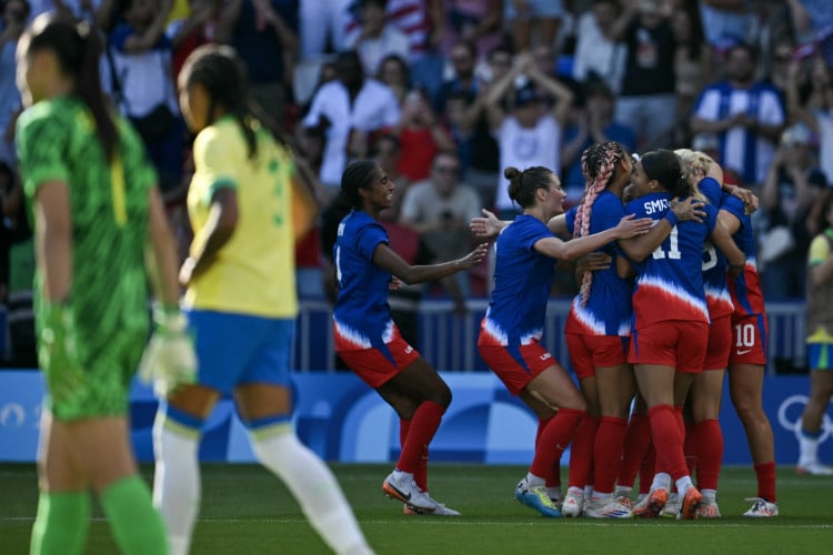 Seleção dos EUA comemorando o gol que deu a medalha de ouro para a equipe