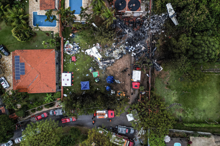 Imagem aérea mostra equipes trabalhando no local da queda do voo 2283, da companhia aérea Voepass. Acidente aconteceu no dia 9 de agosto de 2024, no interior de São Paulo 