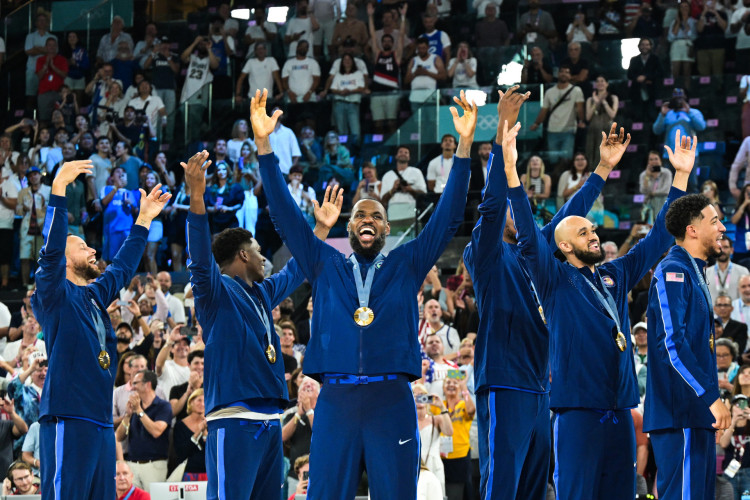 Jogadores da seleção de basquete dos Estados Unidos comemoram medalha de ouro nas Olimpíadas